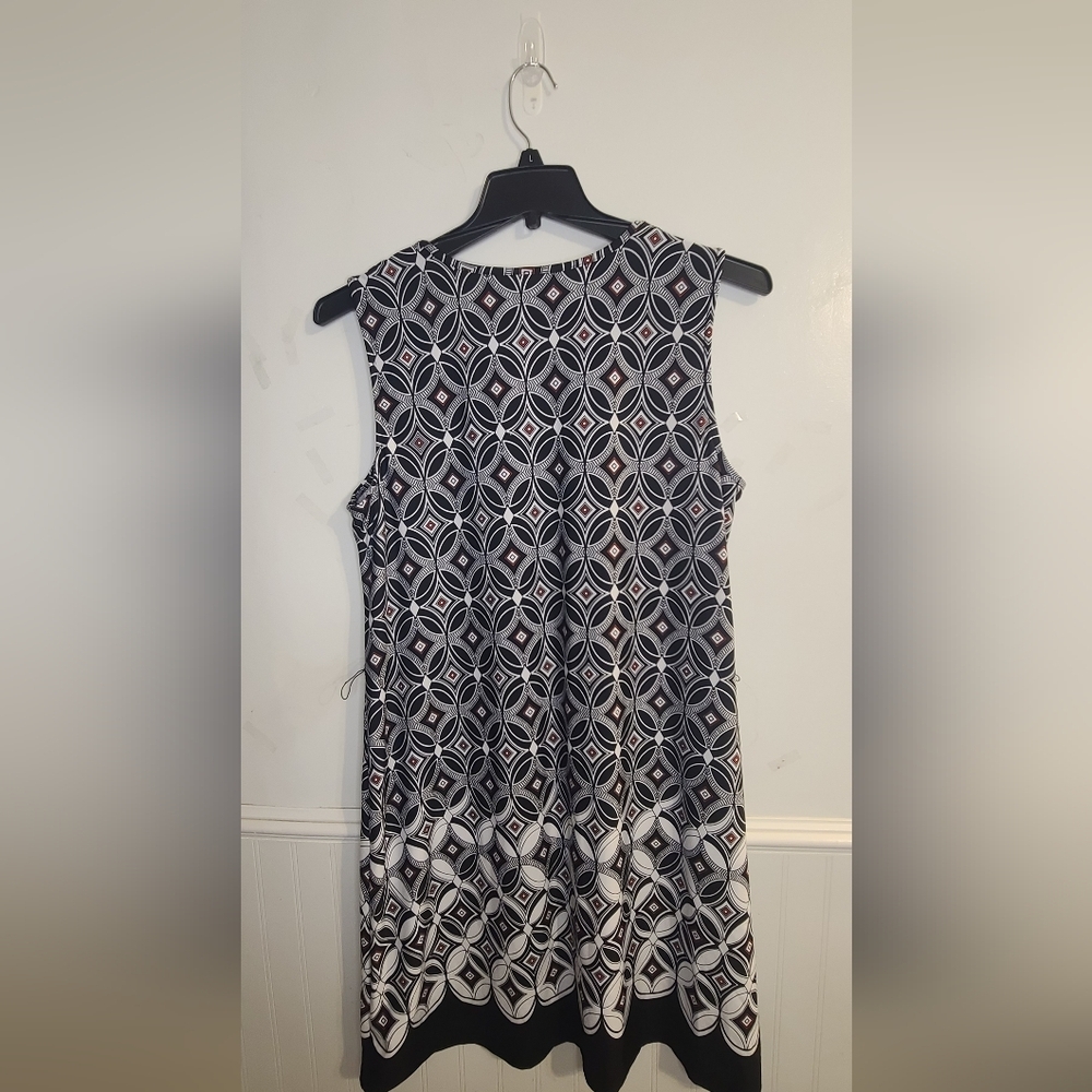 Tacera Black And Whithe Geometric Pattern Top. It has eyelets for a headband but - Picture 10 of 12
